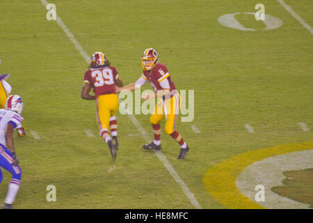 Washington Redskin's quarterback Cousins Kirk pour la sécurité de passes Donte Whitner, Sr. Banque D'Images