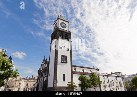 Saint Sabastian église avec tour de l'horloge à Ponta Delgada sur l'île de São Miguel aux Açores (Portugal). Banque D'Images