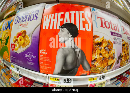 Boîtes de céréales General Mills le petit-déjeuner y compris sur une étagère de supermarché Wheaties à New York, le vendredi 16 décembre 2016. General Mills est de faire rapport sur ses résultats du deuxième trimestre le 20 décembre. (© Richard B. Levine) Banque D'Images