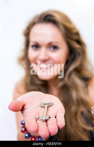 Femme offrant une touche, selective focus sur la touche et la main à l'aide de très faible profondeur de champ. Banque D'Images