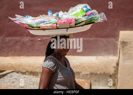 Woman smiling at camera et portant un panier sur sa tête Banque D'Images