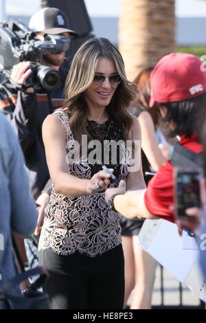 Elizabeth Hurley William Moseley et Alexandra Park vu à Universal Studios où ils ont été interviewés par Mario Lopez pour l'émission de télévision extra. Avec : Elizabeth Hurley où : Los Angeles, California, United States Quand : 18 Nov 2016 Banque D'Images