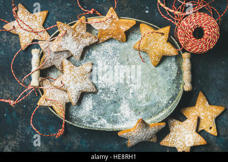 Vacances de Noël en forme d'étoile gingerbread cookies dans le plateau métallique Banque D'Images