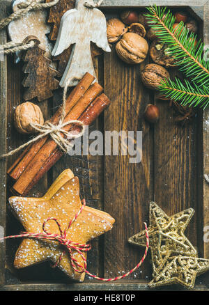 Sweet cookies, anges en bois décoratif, étoiles d'or, les noix, les bâtons de cannelle Banque D'Images