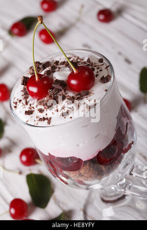 Black Forest cherry dessert dans un verre sur la table close-up vertical. Banque D'Images