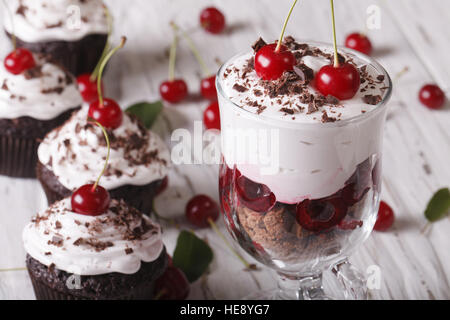 Forêt noire et cerise dessert cupcakes sur une table horizontale de près. Banque D'Images