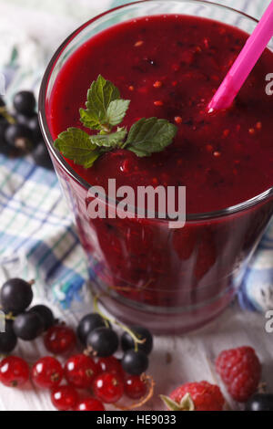 Smoothies maison avec les framboises et groseilles dans une macro. La verticale Banque D'Images