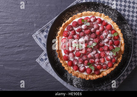 Tarte aux framboises avec crème au fromage sur une plaque horizontale close-up Vue de dessus Banque D'Images