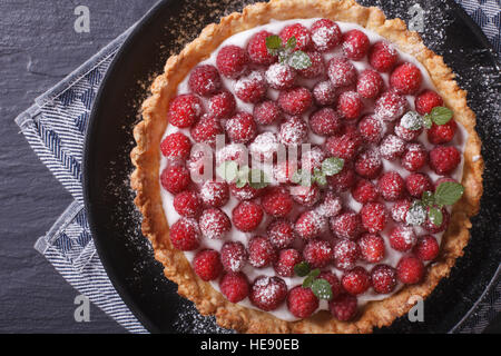 Tarte aux framboises gourmande avec de la crème fouettée sur une plaque horizontale close-up Vue de dessus Banque D'Images