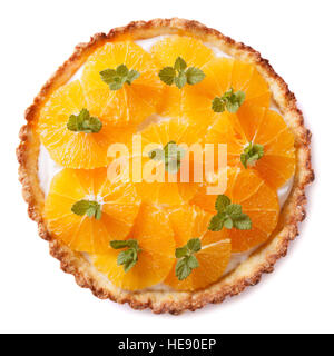 Tarte aux agrumes orange et menthe crème blanc isolé sur fond blanc Banque D'Images