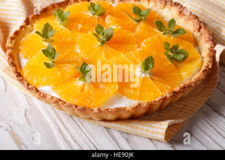 Tartelette Orange avec une délicieuse crème et menthe close-up sur la table horizontale. Banque D'Images