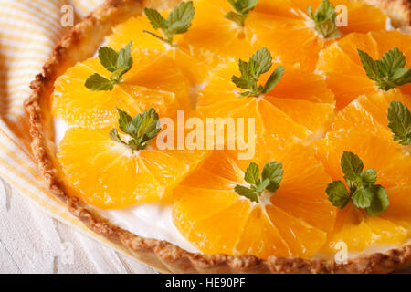 Tarte au fromage à la crème d'Orange et menthe macro sur la table. L'horizontale Banque D'Images