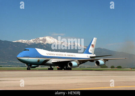 Le président William Jefferson Clinton est à bord d'Air Force One (VC-25) après l'atterrissage à la base aérienne Peterson, Colorado, avec 4610 dans l'arrière-plan. Banque D'Images