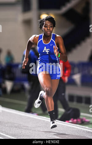 Funmi Akinlosotu regroupe la vitesse pendant le saut en cas de l'Armée de l'air de vacances ouvert d'athlétisme à l'école des cadets de la maison du domaine piste intérieure Le 12 décembre 2014. Akinlosotu, un étudiant à l'Académie, a terminé troisième à 35'5'. Liz Copan) Banque D'Images