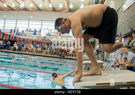 Scott Palomino se prépare à plonger dans la compétition de natation de la Wounded Warrior 2014 Essais de l'équipe de l'Armée de l'air à Nellis Air Force Base, Nevada, le 7 avril 2014. Médicalement Palomino a pris sa retraite de la Force aérienne en 2005 après avoir été blessés lors d'une attaque au mortier à la base aérienne de Balad, de l'Iraq. Lui et plusieurs guerriers blessés ont concouru dans la natation, basket-ball, volley-ball, athlétisme, cyclisme événements déposée, les compétitions de tir à l'arc et le. Le conseiller-maître Sgt. Cecilio Ricardo) Banque D'Images