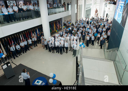 Le colonel Eric W. Mann, vice-commandant de la Garde nationale aérienne Centre de préparation, Joint Base Andrews, Md., adresses d'aviateurs au cours d'une cérémonie de reconnaissance du 67e anniversaire de l'United States Air Force, 18 Septembre, 2014. En 1947, la Loi sur la sécurité nationale tourné ce qui était alors connu sous le nom de l'Armée de l'air dans le département de l'Armée de l'air. Air Force d'aujourd'hui est composé de plus de 680 000 aviateurs, composé de service actif, les réservistes, et gardes civils, qui charge plus de 5 600 avions, 450 missiles balistiques intercontinentaux et 63 satellites. Air Force d'aujourd'hui est le principal Banque D'Images