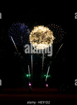 YOKOTA AIR BASE, Japon -- d'artifice explosent sur Yokota Air Base, au Japon, au cours de l'assemblée célébrer l'Amérique, le 4 juillet 2013. L'installation a accueilli un certain nombre d'événements au cours de la journée le cumul dans une exécution par le lieutenant Dan Band et un feu d'artifice. Meagan Schutter) Banque D'Images