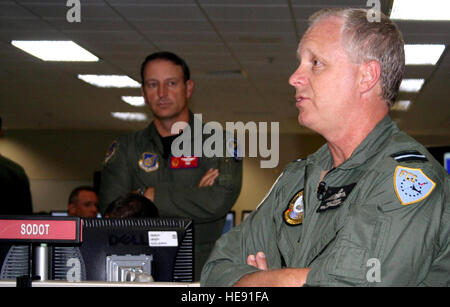 Royal Australian Air Force Air Vice Marshall Mark Binskin informe le personnel sur les activités de l'étage 613e Air and Space Operations Center le 24 mai lors de l'exercice Talisman Saber tandis que le Colonel Mike Boera écoute. Le Vice-maréchal Binskin a été la composante aérienne de la Comannder pour l'exercice, avec le Colonel Boera son sous-commandant. Le Colonel Boera est l'air et de l'Espace 613e commandant du Centre des opérations. Le capt Yvonne Levardi) Banque D'Images