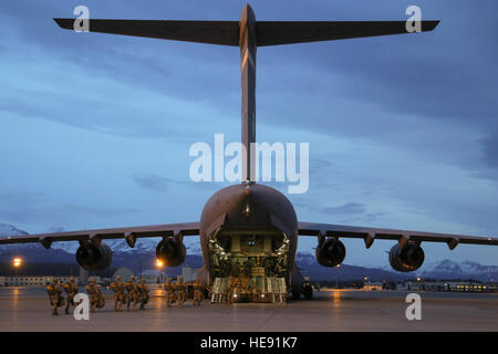 Les parachutistes de l'Armée américaine affecté à la 4e Brigade Combat Team (Airborne), 25e Division d'infanterie, un conseil d'U.S. Air Force C-17 Globemaster III appartenant à la 3e Escadre dans le cadre d'un saut de nuit à Joint Base Elmendorf-Richardson, Alaska, le 31 mars 2016. Les soldats de 4/25 appartiennent à la seule brigade aéroportée américaine dans le Pacifique et sont formés pour exécuter les manœuvres dans les conditions climatiques extrêmement froides/environnements de haute altitude à l'appui de combattre, de partenariat et d'opérations de secours en cas de catastrophe. Alejandro Pena) Banque D'Images