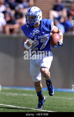 Ty MacArthur, un joueur de football senior pour l'US Air Force Academy Falcons, exécute le ballon sur le terrain pendant un match de football contre la Utah State Aggies à Falcon Stadium à Colorado Springs, Colorado, comme la conférence rivaux rencontrez le 7 septembre 2013. L'Armée de l'air battu Utah State 52-20. MacArthur avait 4 porte pour 21 yards. Ray McCoy, U.S. Air Force Banque D'Images