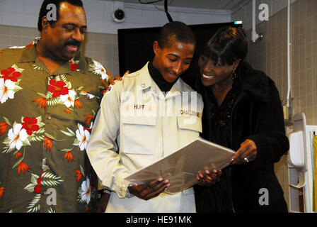 David Huff, cadet à l'Académie des jeunes militaires de l'Alaska, de sourires avec ses parents, Darryl et Bridgett, après avoir reçu une citation en juin 2010 à partir de la 26e législature de l'Alaska honorer d'avoir été choisi comme le 2010 des Clubs Garçons et Filles de l'année pour l'Alaska. Huff est diplômé de l'Académie des jeunes militaires de l'Alaska en août 2010 et se joint à la Garde nationale de l'Alaska. Il est maintenant à la tête de l'Académie militaire des États-Unis à l'école préparatoire en tant que cadet candidat à la fin de ce mois. Le lieutenant-colonel Guy Hayes, de la Garde nationale de l'Alaska) Banque D'Images