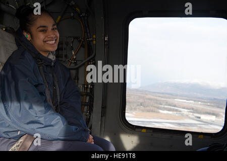 Les jeunes cadets de l'Académie militaire de l'Alaska Viandralyne Andon, un natif d'Anchorage, en Alaska une garde nationale armée UH-60 Black Hawk attribué à 1er Bataillon, 507e Régiment d'aviation sur Joint Base Elmendorf-Richardson, Alaska, le 24 février 2015. La Garde nationale de l'Alaska a participé au programme de sensibilisation de l'AMYA pour exposer les cadets à la vie militaire. Alejandro Pena) Banque D'Images