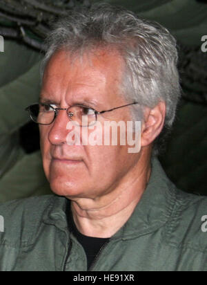 Alex Trebek écoute comme le capitaine Dallas Weills explique comment KC-135 Stratotankers peut voler les patients à l'hôpital de soins aux États-Unis le 31 mars à Kadena Air Base, au Japon. Le capitaine Weills est un infirmier en vol avec le 18e Escadron d'évacuation aéromédicale. Pendant deux jours de 'péril' USO tour à Kadena 30 et 31 mars, l'hôte de la 'péril' show et le personnel a visité un F-22 Raptor, KC-135 Stratotanker, E-3 Sentry, F-15 Eagle, et un HH-60 Pave Hawk. AB Kadena résidents ont été admis à l'essai d'être candidats le 'Péril." Senior Airman Nestor Cruz) Banque D'Images