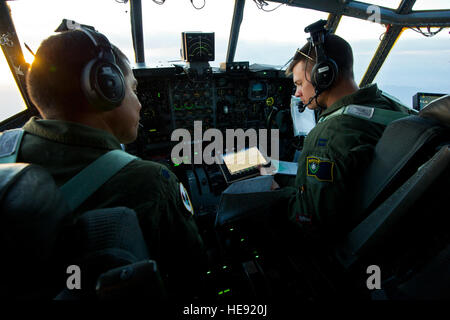 Nevada Le Lieutenant-colonel de la Garde nationale aérienne et le capitaine Daniel César Garduno, Shure C-130H Hercules pilotes avec le 192e Escadron de transport aérien, Reno, se reporter à une carte de navigation, le 23 mai 2014, en volant une mission effectuée dans le cadre d'Allied Forge 2014. Cet exercice, mené par l'armée américaine 82nd Airborne Division (en liaison avec le 152e et 165e Air National Guard Ailes de transport aérien, est le premier exercice d'interopérabilité visant à renforcer les capacités bilatérales entre les États-Unis et le 2e Régiment de parachutistes français étrangers, Légion étrangère française. Le sergent-chef. Donald R. Allen Banque D'Images