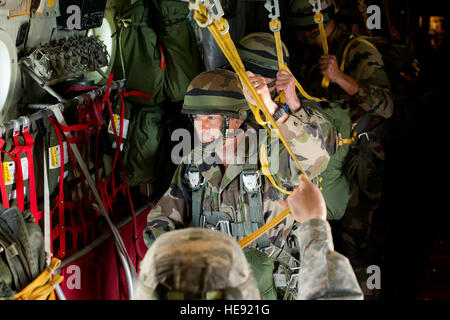 De parachutistes de la Légion étrangère 2ème régiment de parachutistes (2 REP), une partie de l'armée française 11e brigade de parachutistes, se préparer à sauter de la Nevada Air National Guard C-130H Hercules, lors d'une entrée forcée d'airdrop, 28 mai 2014, à l'appui d'Allied Forge 2014 Solanzara, près de Air Base, Corse, France. Le 2 REP est le plus capable du bataillon d'infanterie dans l'armée française avec l'expérience opérationnelle récente au Mali. Allied Forge, dirigé par l'US Army's 82nd Airborne Division (en liaison avec le 152e et 165e Air National Guard, ailes de transport aérien est la première-ev Banque D'Images