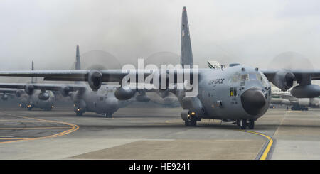 10 C-130 Hercules taxi sur une piste lors d'une mission de formation le 22 octobre 2013, à Yokota Air Base, le Japon. Le C-130s'envola vers la région d'Aomori, l'essai la capacité de Yokota ab avion lancement et aider n'importe où dans la région du Pacifique occidental. Un membre de la 1re classe C. Soo Kim) Banque D'Images