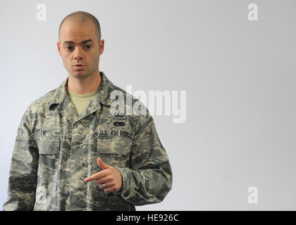 Le Sgt technique. John Toth parle avec un membre de la direction de l'école secondaire en son vol prix at Joint Base Charleston - Air Base, 2 mars. La classe est conçue pour être interactive et engager la participation des étudiants. Toth est un instructeur de la SLA avec le 628e Escadron de soutien de la Force. Le s.. Katie Gieratz)(1992) Banque D'Images