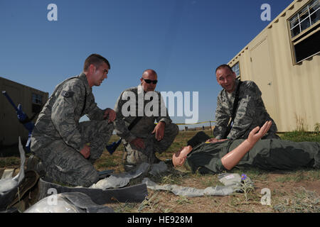 Le sergent de l'US Air Force. Kevin Matthews, 54e Escadron de ravitaillement en vol de l'instructeur perchman, U.S. Air Force Le Major Gregory Kuhn, 54e pilote instructeur, et le lieutenant-colonel de l'US Air Force Bryan Thomas, 54e directeur des opérations, le traitement d'un aviateur blessé au cours de l'Intestin Vérifier défi dans le cadre de la Semaine nationale de la police, le 14 mai 2014. Au cours de ce défi, chaque équipe a effectué l'auto-aide et soins buddy sur une victime et a effectué l'aviateur d'une ambulance. La Semaine de la police est célébré à reconnaître humains qui sont tombés dans l'exercice de leurs fonctions. Navigant de première classe J. Tsuriel Lee Banque D'Images