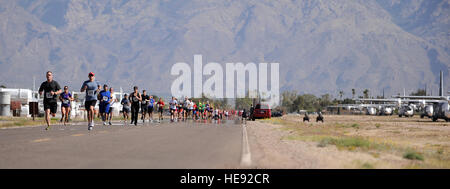 Service actif aux États-Unis l'armée et la course aux résidents de Tucson vers la ligne d'arrivée au cours de l'Ossuaire du désert 5K Fun Run/Walk à l'entretien et la régénération de l'aéronautique 309e groupe à la base aérienne Davis-Monthan Air Force Base, en Arizona, le 27 avril 2013. AMARG est à la recherche d'organiser cet événement chaque année. Navigant de première classe Christine Griffiths Banque D'Images