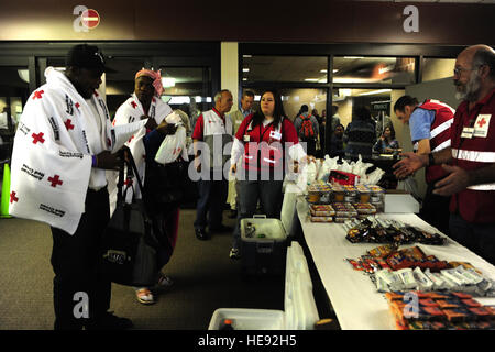 Les volontaires de la Croix-Rouge américaine distribuer de la nourriture aux citoyens américains évacués d'Haïti le 4 février 2010, à l'Aéroport International de Charleston, Charleston, S.C. UN U.S. Air Force C-17 Globemaster III, transportés, y compris l'aide des sinistrés haïtiens et les travailleurs américains retourner aux États-Unis, après le séisme qui a dévasté Haïti. Le s.. Ali E. Flisek Banque D'Images