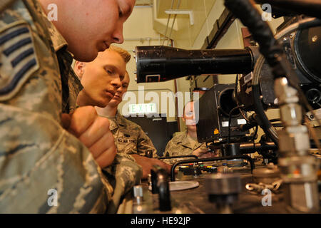 U.S. Air Force munitions à guidage de précision aviateurs avec le 35e Escadron de maintenance, s'assurer que tous les systèmes sont prêts avant d'utiliser une unité de commande d'orientation de l'article test set d'inspecter un AIM-9 Sidewinder missile sur Misawa Air Base, Japon, Juillet 26, 2013.L'AIM-9 Sidewinder est un supersonic, cherchant la chaleur, air-air missile effectué par un avion de chasse. Il dispose d'une ogive explosive et un système de guidage infrarouge actif. Navigant de première classe Kenna Jackson) Banque D'Images