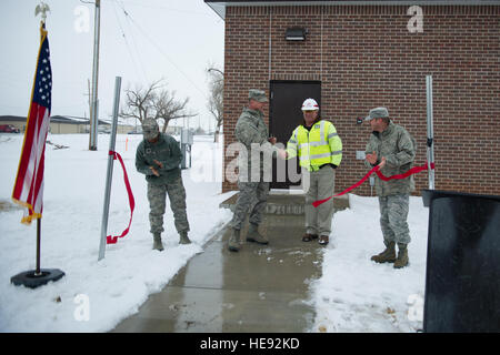 Les dirigeants de base et un représentant de l'Army Corps of Engineers des États-Unis célébrer féliciter un autre après ils couper un ruban en face des nouveaux carburants lab 25 Novembre, 2013. Les fossiles laboratoire est responsable de l'assurance qualité, test de tous les combustibles et produits de déglaçage qui sont utilisés sur la base. La construction des nouveaux carburants lab a débuté en mars 2013 et a pris fin en novembre. Airman Dillon Davis Senior Banque D'Images