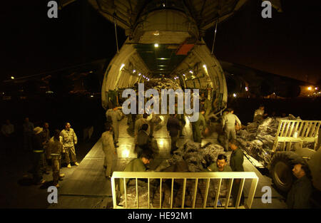 United States Air Force Airman, Pakistanais, soldiiers et ukrainien aide fonctionne un déchargement d'un Russe-225 plein de plancher chargé des blancs à la base aérienne de Chaklala, Pakistan, le 21 octobre 2005. Le gouvernement des États-Unis est de participer à une force multinationale de l'aide humanitaire et le soutien d'efforts menés par le Gouvernement pakistanais pour venir en aide aux victimes du séisme dévastateur qui a frappé la région Oct 8, 2005. ( : Tech. Le Sgt Jeromy K. Cross) (publié) Banque D'Images