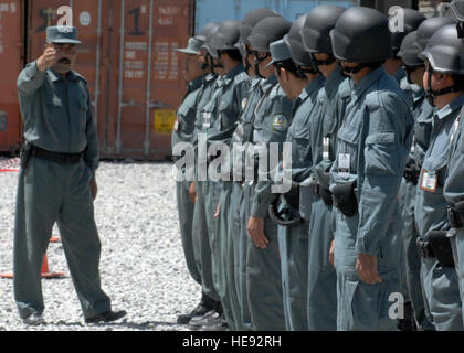 Kaboul, Afghanistan (6 juin 2010) -- un groupe d'ordre civil afghan préparer des stagiaires de la Police d'obtenir leur diplôme d'une formation pour ensuite être déployés dans diverses régions de l'Afghanistan. Le brig. Le général Carmelo Burgio, Comité consultatif sur la formation Group-Police combiné, le commandant a parlé aux diplômés et les ont accusés de les fonctions de travailler dur et de protéger les enfants de la nation afghane. Le s.. Jeff Nevison) Banque D'Images