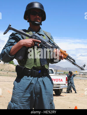 Kaboul - NCO 2e classe Sajiudullah Haidri, un Afghan National Civil Order Police office, périmètre tire la garde tandis qu'un autre agent d'autres pratiques exemplaires arrêter quelqu'un à un point de contrôle de la circulation le 20 avril 2010. Les agents du Columbus usie ce traffic control de la formation pour les préparer avant d'être déployés autour de l'Afghanistan. Tech. Le Sgt. Mike Tateishi Banque D'Images