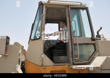 Airman Senior Nicholas affaire Santandrea, un compagnon de transport aérien, ou porter l'antenne, avec le 380e Escadron de préparation logistique expéditionnaire Air Terminal Operations Center, les lecteurs d'un chariot élévateur tout terrain extrême au cours de l'exploitation à une base non divulgués dans le sud-ouest de l'Asie le 19 mai 2010. Il est déployé à partir de la 89e Escadron à Port Aérien Joint Base Andrews, dans le Maryland, et sa ville natale, Wisc Milwaukee est. (U.S. Air Force Photo/Master Sgt. Sturkol Scott T. Banque D'Images