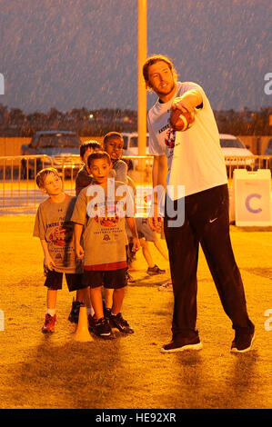 New York Jets tight end, Zach Sudfeld, explique un exercice lors d'un camp de football des jeunes à Luke Air Force Base, en Arizona, le 29 janvier 2015. Le camp a couru par ProCamps dans le monde entier, spécialisé dans le football de base, avec les campeurs recevoir un enseignement à partir de joueurs de la NFL et les entraîneurs de football de la région. Le s.. Staci Miller) (Sortie) Banque D'Images