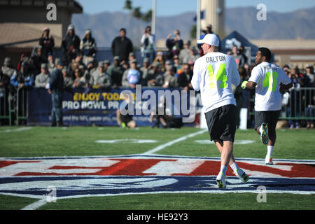 Andy Dalton, quart-arrière des Bengals de Cincinnati affectés à l'équipe Pro Bowl Carter, revient à passer en cas de pratique d'un jeu à la base aérienne de Luke, en Arizona, le 22 janvier 2015. Le Pro Bowl joueurs pratiquaient sur base pour montrer leur soutien aux aviateurs et de se préparer pour le match de dimanche. Le s.. Staci Miller) Banque D'Images