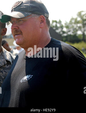 Andy Reid, à droite, l'entraîneur-chef de l'équipe de football professionnel, pose pour une photo avec un membre de l'US Air Force 1re classe Calyburn, attribué à McGuire Air Force Base, N.J., au cours de la journée militaire au camp d'entraînement des aigles à l'Université Lehigh Lehigh, en Pennsylvanie, le 5 août 2008. Plus de 200 militaires de tous les services, y compris plus de 50 aviateurs de McGuire Air Force Base et Fort Dix, tous deux situés dans le New Jersey, ont assisté à l'événement où ils ont servi le petit déjeuner et a rencontré les membres du personnel d'aigles et des joueurs. Tech. Le Sgt. Sturkol Scott T. Banque D'Images