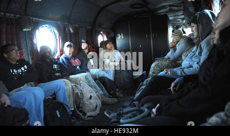 U.S. Air Force et de l'Armée cadets de ROTC de l'Université de l'Arizona ride dans un hélicoptère CH-47 Chinook de l'Armée sur leur façon de les Montagnes Blanches, en Arizona, le 13 avril 2013, pour participer à l'exercice Angel Thunder 2013. Angel Thunder est un service interarmées, interorganismes et multinationaux de recherche et sauvetage de combat exercice conçu pour fournir une formation pour la récupération du personnel actif dans une variété de scénarios pour simuler les conditions de déploiement et les imprévus. Airman Senior Bretagne Dowdle Banque D'Images