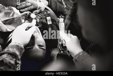 Un technicien médical avec la 121e Groupe médical prépare un patient simulé d'être intubés afin de restaurer son airway dans le cadre d'un scénario de formation à la base aérienne de Suwon, République de Corée, le 19 février, 2013. Les membres de la 121e de l'OMD est venue de Rickenbacker Air National Guard Base, Columbus, Ohio, pour aider à se trouvaient à bord de la 51e Groupe médical train sur la réception les forces de suivi et de mettre en place et de l'inventaire d'un système médical d'urgence. Le s.. Sara Csurilla) Banque D'Images