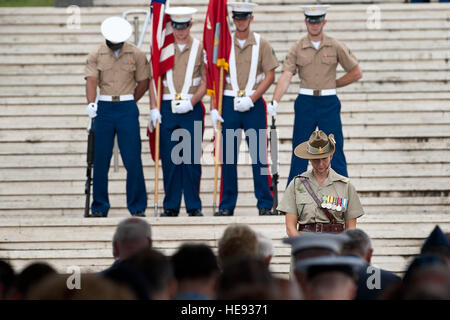 Les membres du service américain, australien et néo-zélandais, membres de corps d'armée et d'un auditoire multinationales prendre un moment de silence lors d'une invocation détenues pour un Australian and New Zealand Army Corps (ANZAC) jour du service commémoratif au National Memorial Cemetery of the Pacific, le 25 avril 2014, à Honolulu. Le général Vincent Brooks, général commandant de l'armée américaine, du Pacifique ont participé à l'événement. La cérémonie comprenait des observations de conférenciers invités, une couronne de cérémonie de présentation, et d'une carabine salute. Le s.. Christopher Hubenthal) Banque D'Images