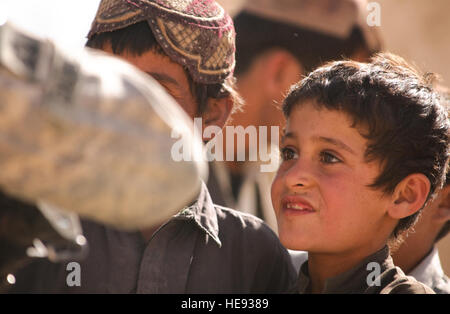 BASE D'OPÉRATION AVANCÉE BULLARD, Afghanistan -- Un jeune garçon Afghan parle à un soldat américain lors d'une shura près de la base d'opération avancée Bullard, Shah Joy District, province de Zabul, 2 septembre 2010. Joie Shah Abdul Qayum Chef de District a parlé à des aînés locaux sur la sécurité dans la région et les prochaines élections parlementaires provinciaux. Airman Senior Nathanael Callon Banque D'Images