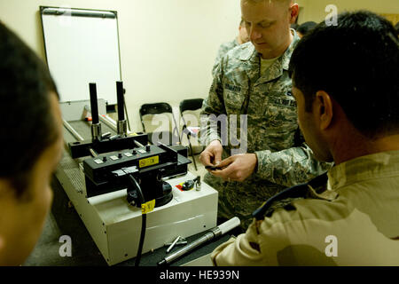 Bagdad -- U.S. Air Force Master Sgt. Joel Desjardin aviateurs de l'Iraquien trains le bon étalonnage de clés dynamométriques à nouveau la base aérienne d'Al-Muthanna, le 2 février. Le sergent Desjardin fait partie d'une équipe de deux hommes envoyés pour former les aviateurs irakiens leur permettant d'économiser temps et argent. . Le sergent Desjardin est originaire de Rochester, New York, et déployé de Seymour Johnson Air Force Base. Le s.. Levi Riendeau) Banque D'Images