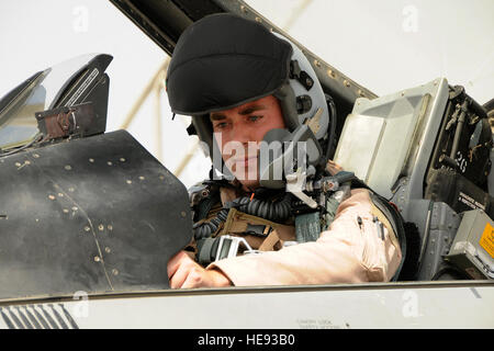 Le capitaine Austin "Ragin'' Cox, un pilote de F-16 avec le Minnesota Air National Guard's 179e Escadron de chasse expéditionnaire actuellement affectés à l'aérodrome de Kandahar, Afghanistan, passe à travers ses vérifications avant vol avant sa sortie, le 12 août 2012. Le personnel est déployé depuis le Minnesota Air National Guard's 148e Escadre de chasse à l'appui de l'opération Enduring Freedom. Bull Dog F-16's, des pilotes et du personnel de soutien ont commencé leur déploiement de force expéditionnaire de l'air à la mi-août pour prendre en charge des missions de vol de l'ordre de mission aérienne et de fournir un appui aérien rapproché aux troupes sur le terrain en Afghanistan. Banque D'Images