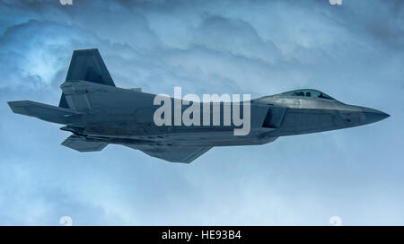 Un F-22A Raptor, affecté à la 27e Escadron de chasse à Joint Base Langley-Eustis, Va., vole au-dessus de la gamme de formation et d'essai au Nevada, Nevada, au cours de drapeau rouge 16-3 Le 27 juillet 2016. Drapeau rouge est un exercice organisé à Nellis Air Force Base, Nevada, et fournit des équipages d'une occasion de vivre des situations de combat réaliste dans un environnement contrôlé. Navigant de première classe Kevin Tanenbaum) Banque D'Images